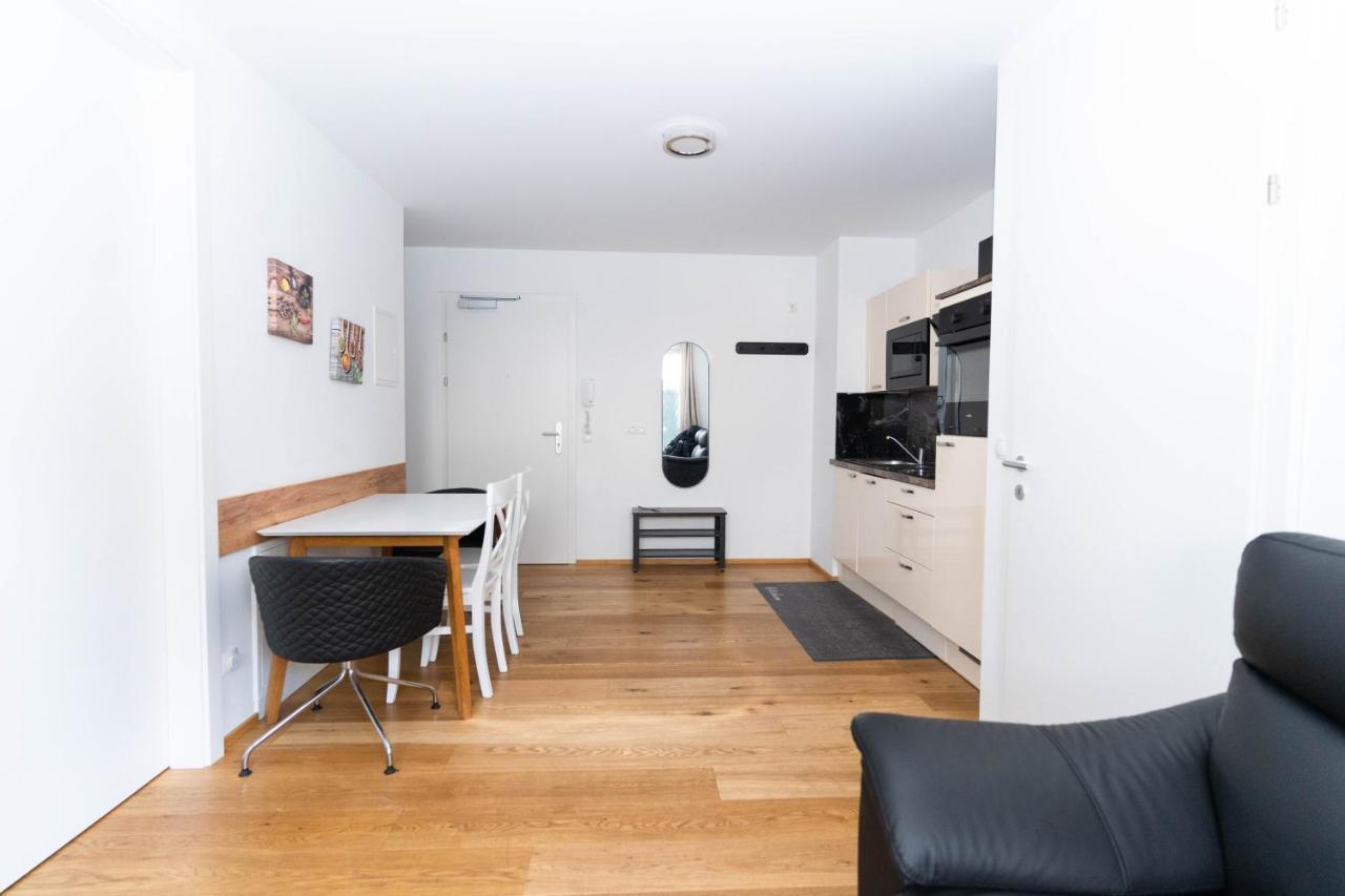 וינה Modern Apartment With Tiny Garden Near City Center מראה חיצוני תמונה