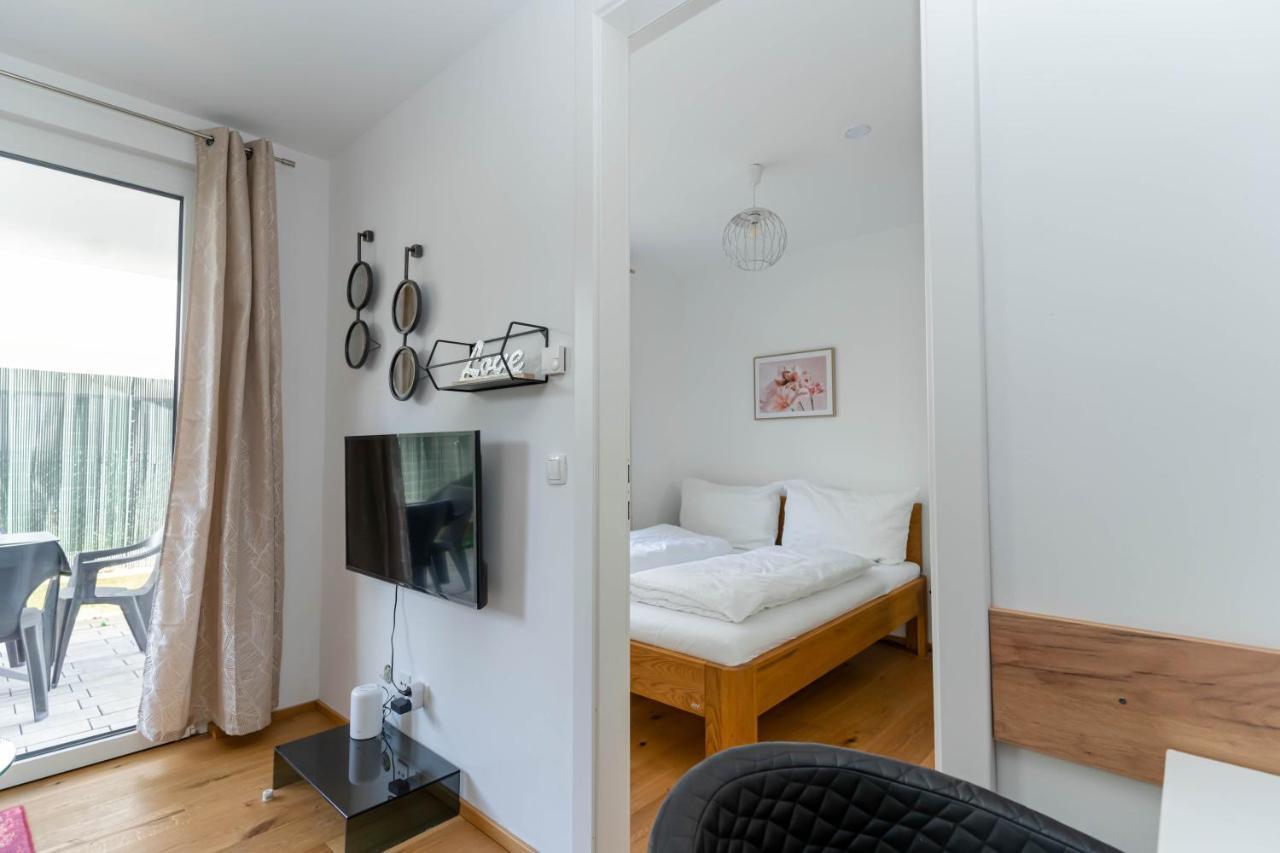 וינה Modern Apartment With Tiny Garden Near City Center מראה חיצוני תמונה