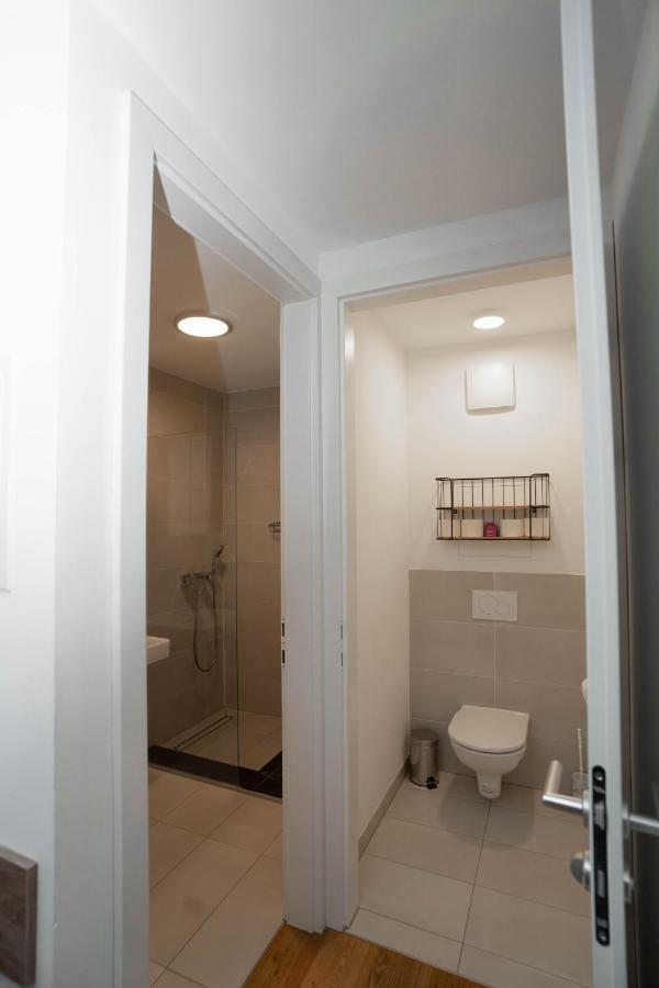 וינה Modern Apartment With Tiny Garden Near City Center מראה חיצוני תמונה
